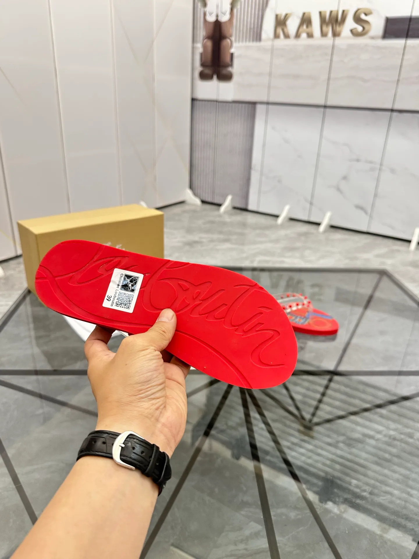 Men's shoes: 💰P280¥ Product trademark: CL red-soled shoes* "CL*" flip-flops Regular size: 36-44 (can be customized to 45.46) Couple style Product materials: Original material from upper counter, 5D color printing process, high-end rivets, original lining, original outsole. Number: 789